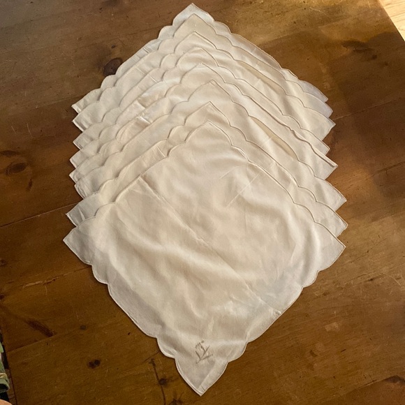 Linen Napkins Stitched Scalloped Edges Set of Eight - Picture 4 of 13